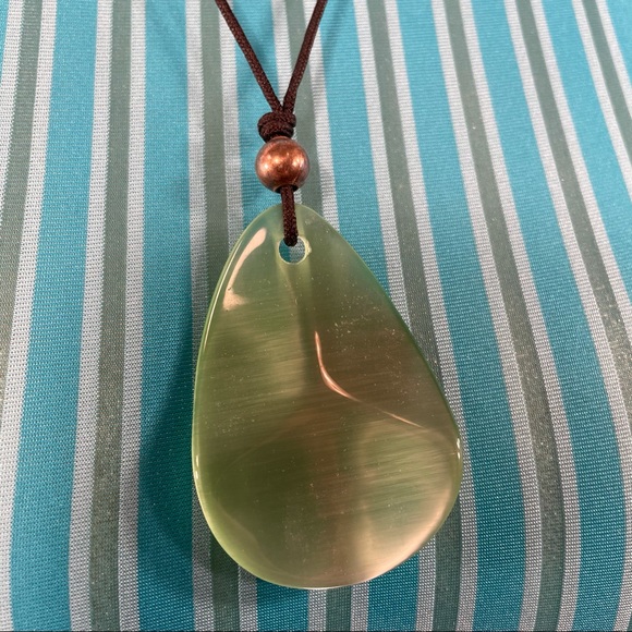Green teardrop shape cord drop necklace - Picture 13 of 13